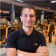 J'enseigne comment s'entraîner et apprendre aux autres à s'entraîner dans le but d'atteindre ses objectifs de transformation physique ou de performance